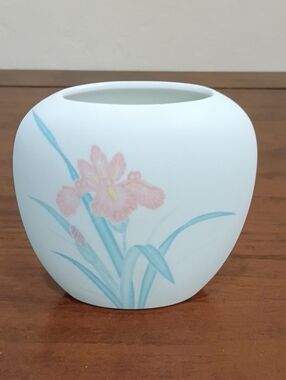 Toyo Pastel Small White Vase With Iris - Vintage!